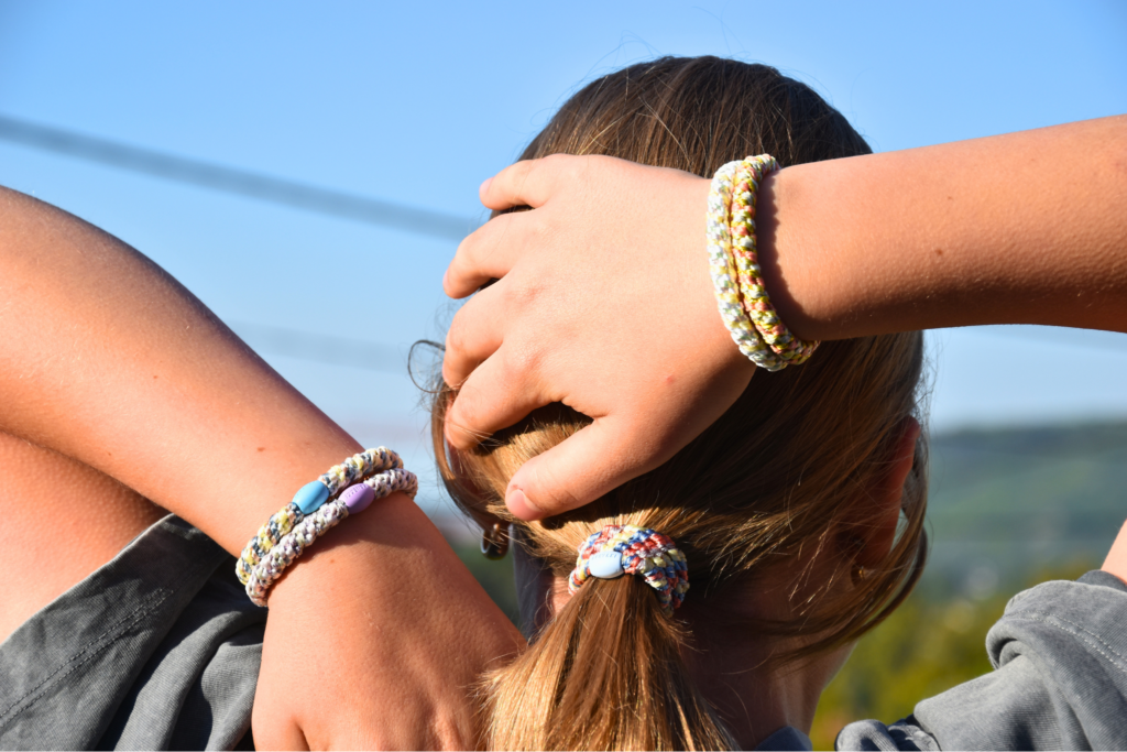 Haargummis auch als Armband